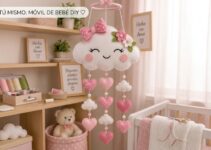 Móvil colgante de nube blanca con corazones rosas de fieltro, flores y lazo decorativo