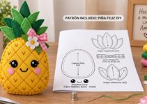 Piña kawaii de fieltro amarillo con hojas verdes, rostro sonriente, flor blanca y lazo rosa